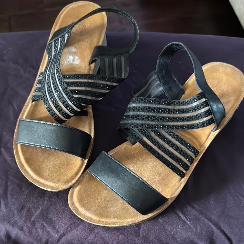 Daisy Fuentes Black and Tan Sandals with Two-Tone Design